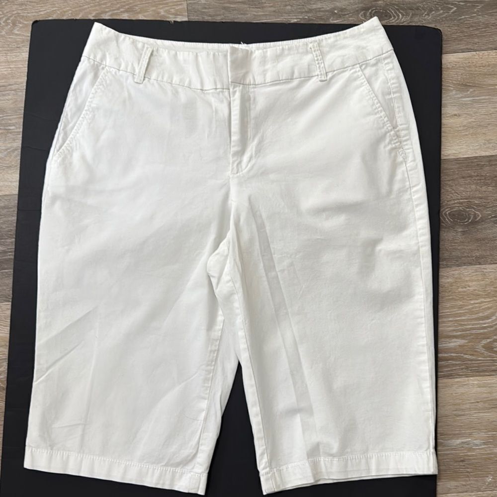 LIZ CLAIBORNE White Capris Size 6